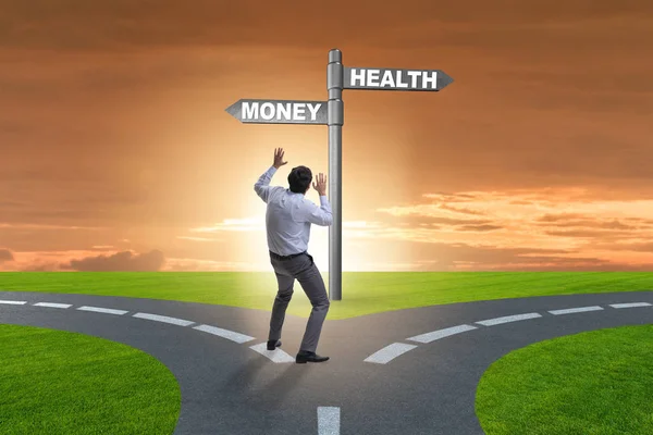 お金と健康を選ぶビジネスマン — ストック写真