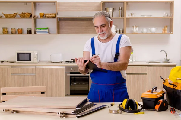 Entrepreneur âgé réparateur travaillant dans la cuisine — Photo