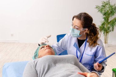 Kadın estetik plastik ameliyat için hazırlanıyor