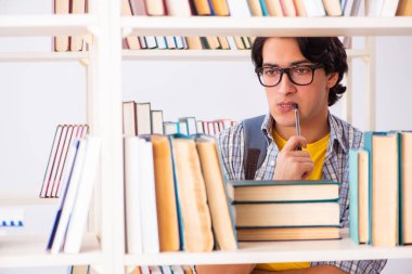 Erkek öğrenci kütüphanede sınava hazırlanıyor 