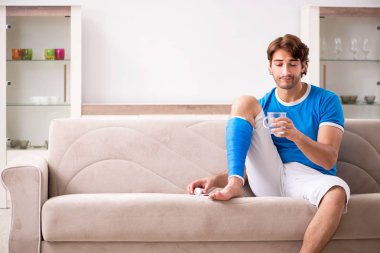 Koltukta genç adam bacağı yaralı