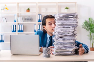 Genç yakışıklı iş adamı aşırı işten memnun değil. 