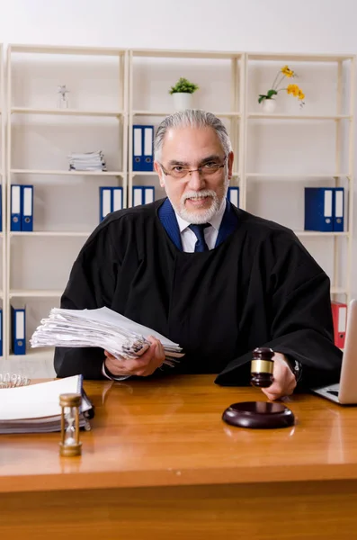 Betagter Anwalt arbeitet im Gerichtsgebäude — Stockfoto