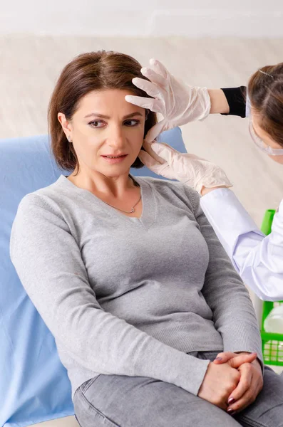 Mujer preparándose para cirugía plástica cosmética — Foto de Stock