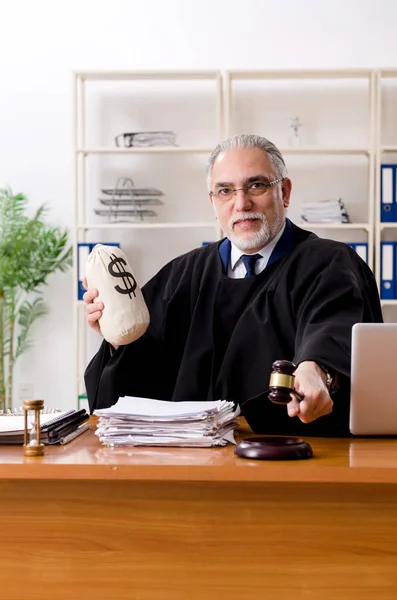 Abogado anciano trabajando en el juzgado — Foto de Stock