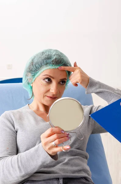Kobieta, przygotowanie do estetycznej chirurgii plastycznej — Zdjęcie stockowe