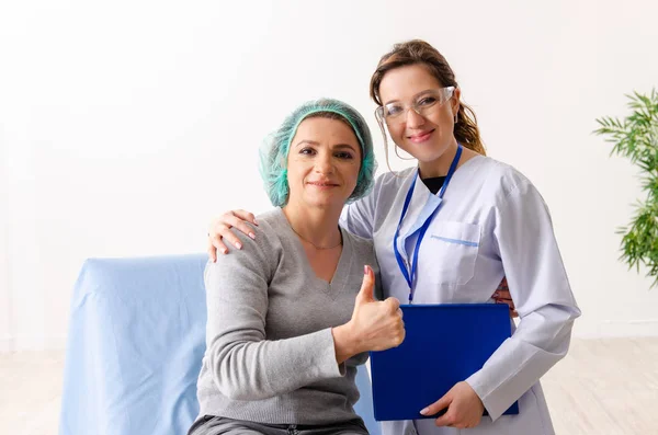 Mulher se preparando para cirurgia plástica estética — Fotografia de Stock