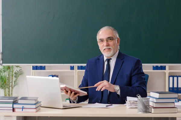 Profesor varón envejecido frente a pizarra —  Fotos de Stock