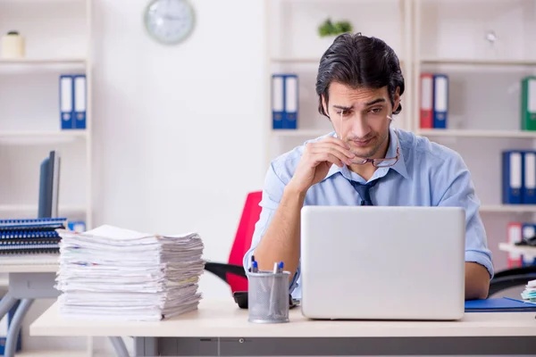 Giovane uomo d'affari dipendente infelice con il lavoro eccessivo — Foto Stock