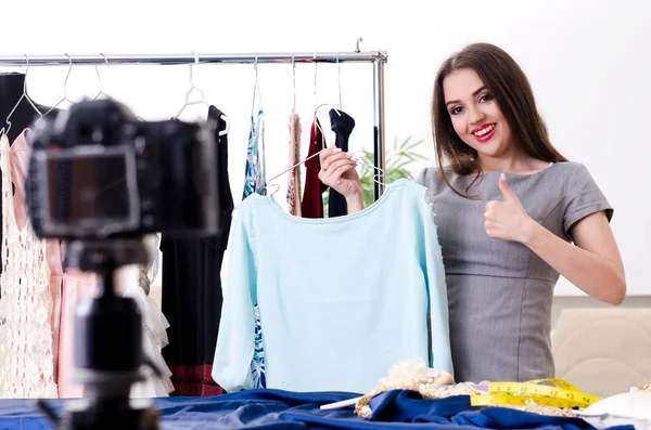 Jovem bela alfaiate feminino gravação de vídeo para seu blog — Fotografia de Stock