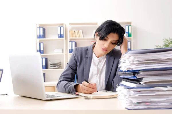 Geschäftsfrau mittleren Alters unzufrieden mit exzessiver Arbeit — Stockfoto