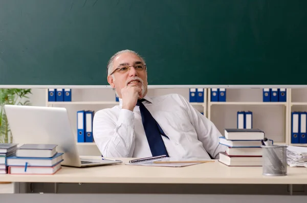 Professeur masculin âgé en face du tableau noir — Photo