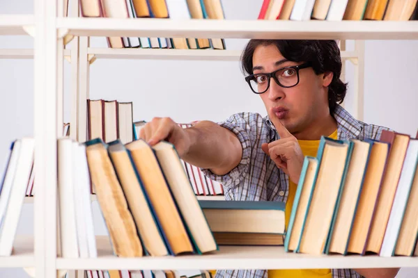 Männlicher Student bereitet sich in Bibliothek auf Prüfungen vor — Stockfoto