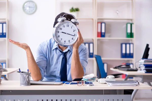 Jovem homem de negócios empregado infeliz com excesso de trabalho — Fotografia de Stock