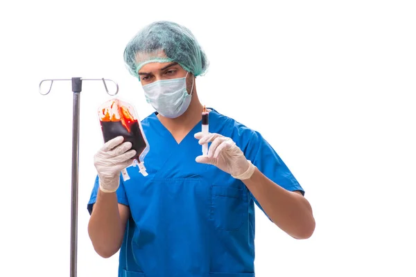 Unga läkare i infusion koncept isolerad på vit — Stockfoto