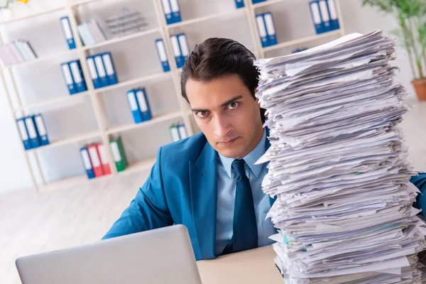 Joven hombre de negocios guapo infeliz con el trabajo excesivo — Foto de Stock