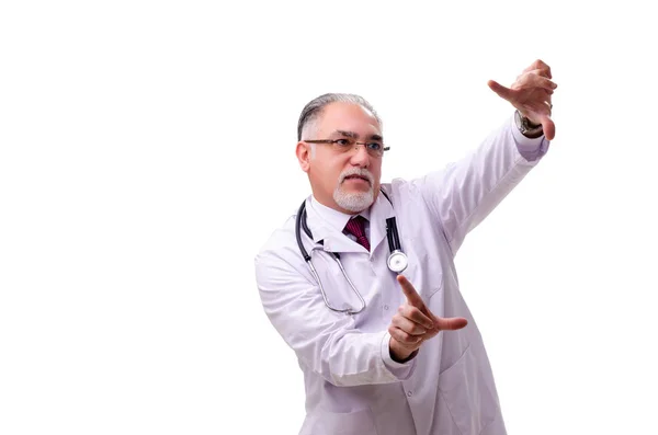 Yaşlı erkek doktor beyazı izole etmiş. — Stok fotoğraf