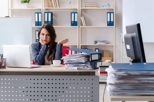 Belle employée malheureuse avec un travail excessif — Photo