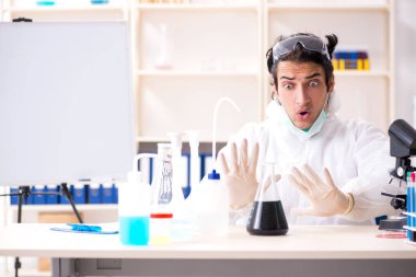 Laboratuvarda çalışan yakışıklı bir kimyager. 