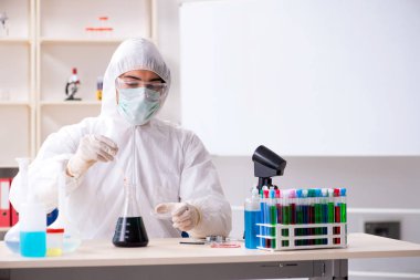 Laboratuvarda çalışan yakışıklı bir kimyager. 