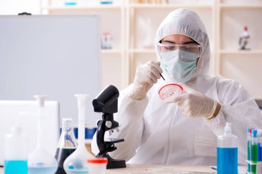 Laboratuvarda çalışan yakışıklı bir kimyager. 