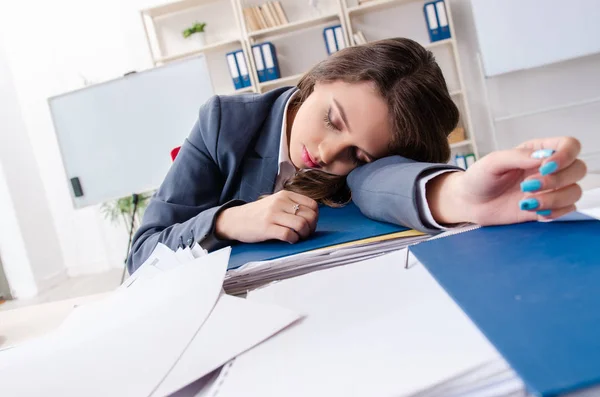 Bella dipendente donna infelice con il lavoro eccessivo — Foto Stock