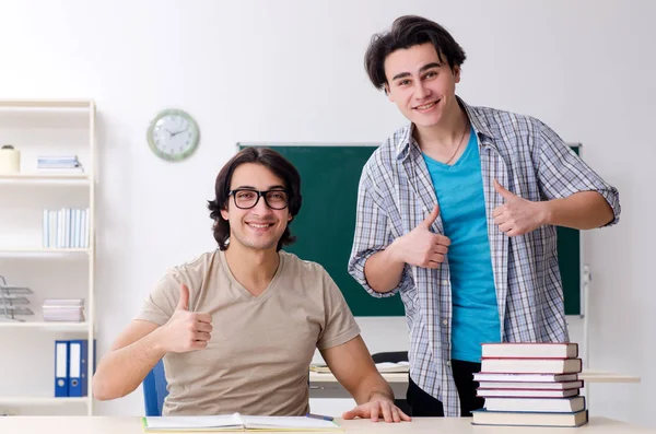 Dois estudantes do sexo masculino em sala de aula — Fotografia de Stock