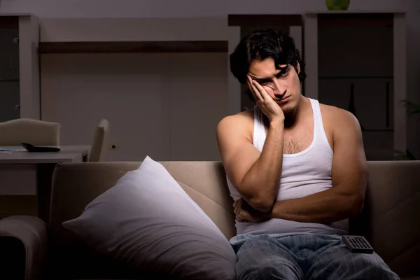 Młody człowiek cierpiący w nocy w domu — Zdjęcie stockowe