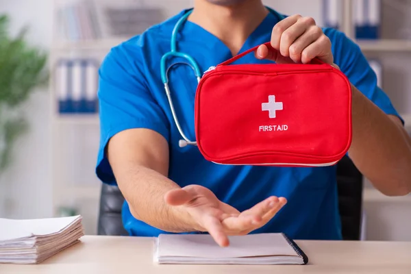 Médico masculino con bolsa de primeros auxilios — Foto de Stock