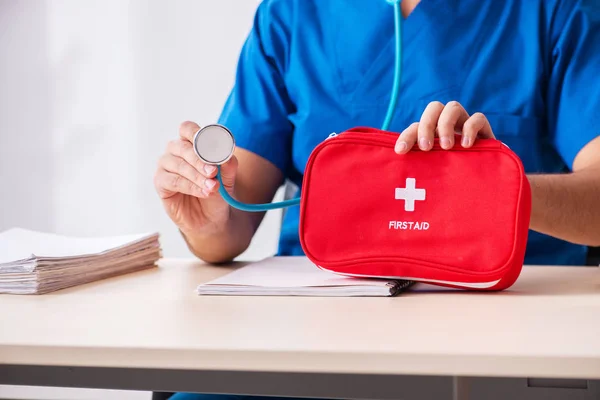 Male doctor with first aid bag — Stock Photo, Image