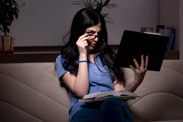 Giovane studentessa che si prepara per gli esami di notte — Foto Stock