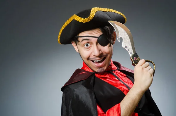 Uomo pirata contro sfondo scuro — Foto Stock