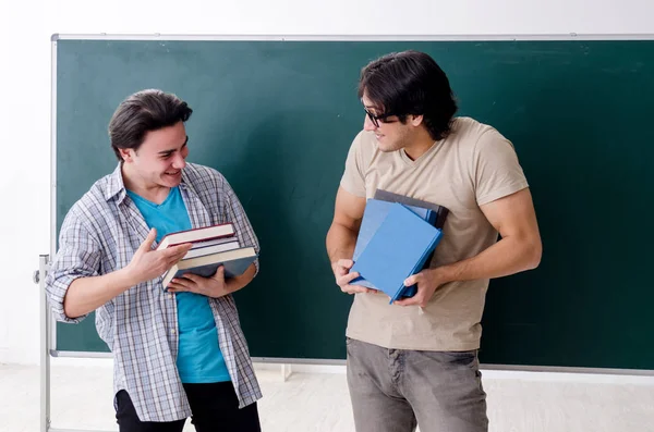 Två manliga elever i klassrummet — Stockfoto
