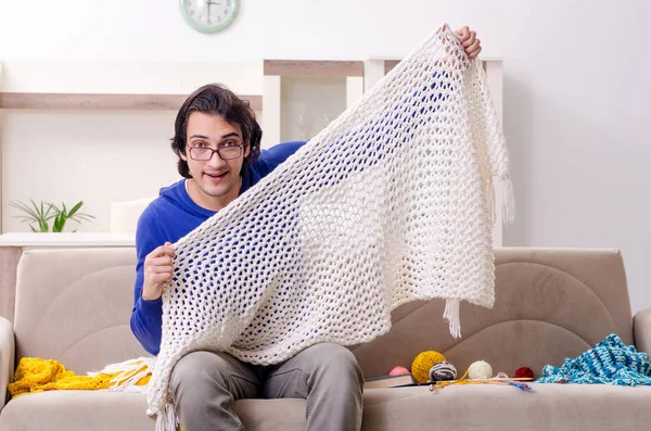 Young good looking man knitting at home — Stock Photo, Image