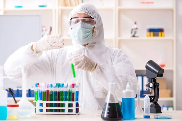 Jovem e bonito químico que trabalha no laboratório — Fotografia de Stock