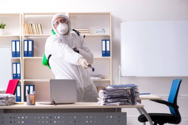 Profesyonel müteahhit ilaçlama ofisinde yapıyor 