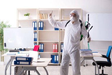 Profesyonel müteahhit ilaçlama ofisinde yapıyor 