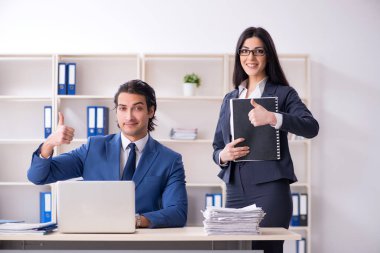 Ofiste çalışan iki çalışan. 