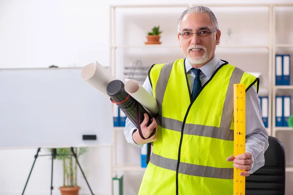 Engenheiro de construção envelhecido trabalhando no escritório — Fotografia de Stock