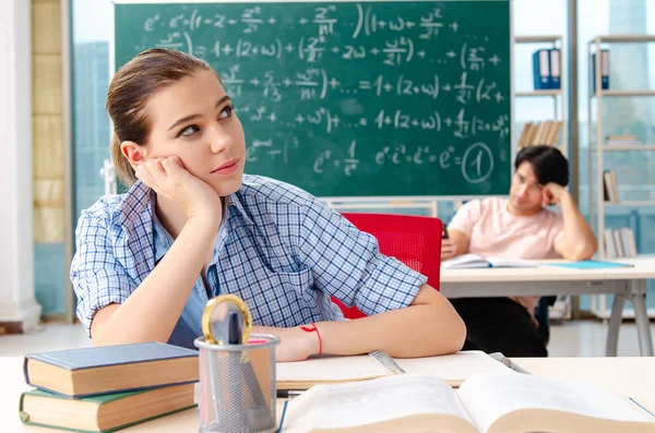 Siswa muda mengambil ujian matematika di kelas — Stok Foto