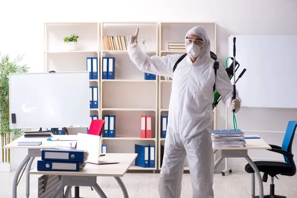 Contratista profesional haciendo control de plagas en la oficina — Foto de Stock