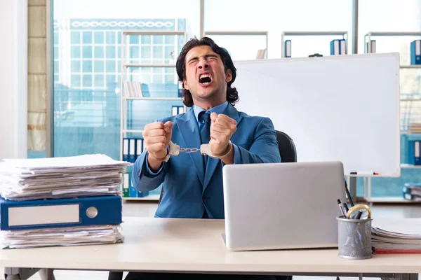 Kedjad manlig anställd missnöjd med överdrivet arbete — Stockfoto