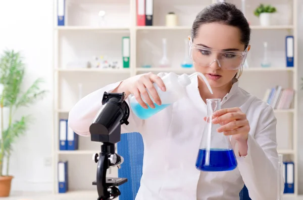 Giovane chimica femminile che lavora in laboratorio — Foto Stock