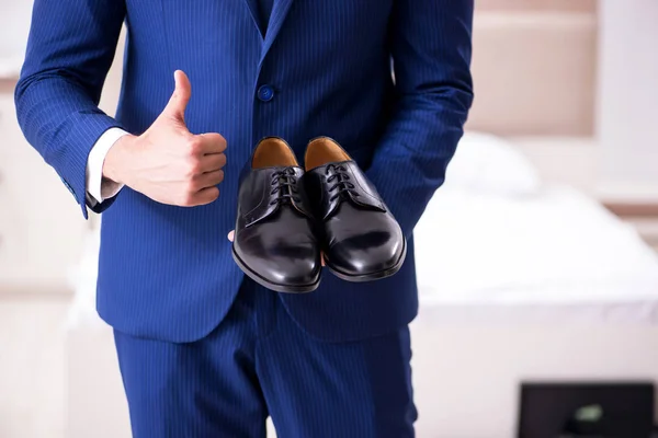 Junger gutaussehender Geschäftsmann wählt Schuhe zu Hause — Stockfoto