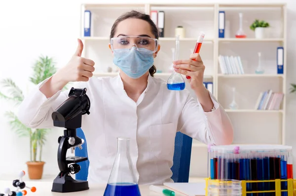 Giovane chimica femminile che lavora in laboratorio — Foto Stock