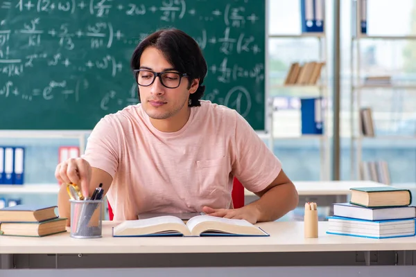 Jovem estudante na sala de aula — Fotografia de Stock