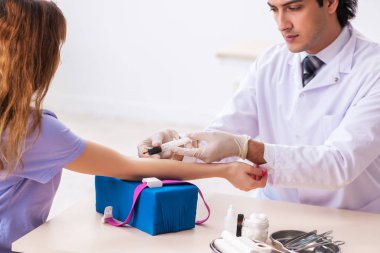 Kan testi örnekleme işlemi sırasında Bayan hasta 