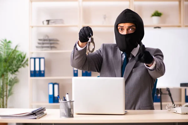 Männlicher Gangster stiehlt Informationen aus Büro — Stockfoto