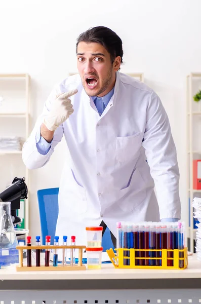 Joven químico masculino trabajando en el laboratorio — Foto de Stock