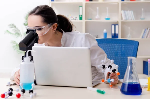 Giovane chimica femminile che lavora in laboratorio — Foto Stock